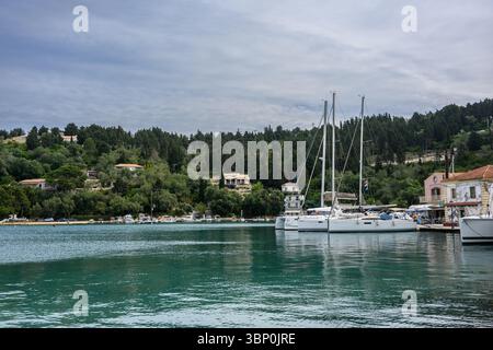 12-19/05/2025 Lakka, Paxos, Griechenland. Der Hafen von Lakka mit Yachten. Foto © Simon Grosset Stockfoto
