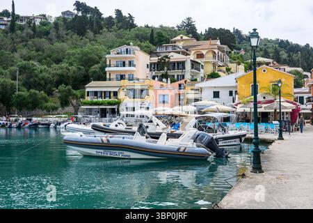 12-19/05/2025 Lakka, Paxos, Griechenland. Der Hafen von Lakka mit Yachten. Foto © Simon Grosset Stockfoto