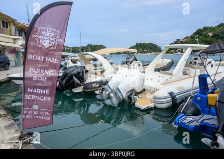 12-19/05/2025 Lakka, Paxos, Griechenland. Boote können im Hafen gemietet werden. Foto © Simon Grosset Stockfoto