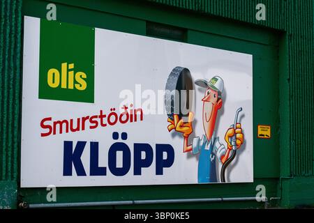 Reykjavik, Island - 28. Juni 2025: Schild an der OLIS-Tankstelle in Reykjavik, Island mit Zeichentrickwerbung und Text. Stockfoto