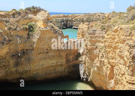 Sandsteinklippen an der Algarve, Albufeira, Portugal Stockfoto