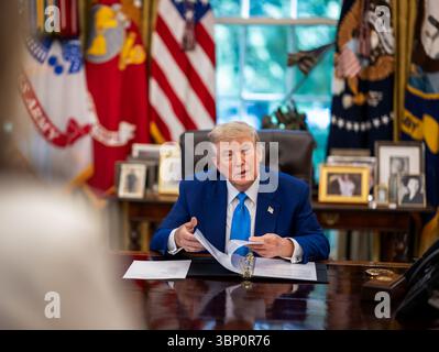 Präsident Donald Trump spricht vor seiner Vereidigung für den US-Botschafter in Irland am Donnerstag, den 19. Juni 202, über die Familie von Edward Walsh Stockfoto