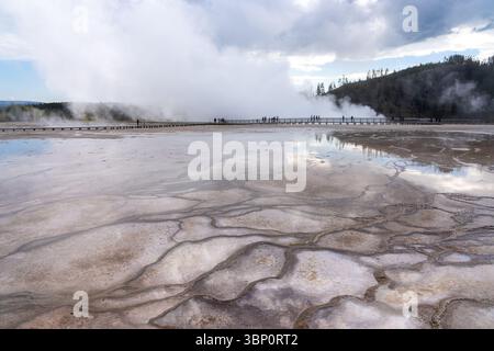 Blick auf den Yellowstone-Nationalpark in Wyoming, USA. Der Yellowstone-Nationalpark ist ein Erholungsgebiet in der Wildnis auf einem vulkanischen Hot Spot. Stockfoto
