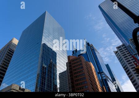 Blick auf Bürohochhäuser mit blauem Himmel im Hintergrund. Calgary, Alberta, Kanada. Stockfoto