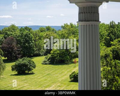 Panoramablick auf die weitläufigen Grünanlagen und die weit entfernten Berge vom historischen Rosemont Anwesen in Berryville, Virginia. Stockfoto