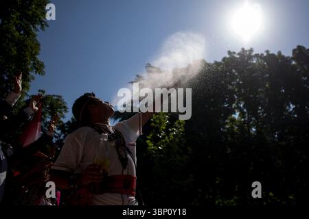Madrid, Madrid, Spanien. Juli 2025. Ein Teilnehmer einer peruanischen Folklore-Gruppe wirft brennendes Wasser in die Luft, um die Zeremonie während der Feier von Inti Raymi, dem ''Andensonnenfest '' im Retiro Park in Madrid, das von den Botschaften von Ecuador, Bolivien und Peru in Spanien organisiert wurde, zu reinigen.Inti Raymi, die antike Feier der Andenvölker Südamerikas, markiert den Beginn der Wintersonnenwende und eines neuen landwirtschaftlichen Zyklus. (Kreditbild: © Luis Soto/ZUMA Press Wire) NUR REDAKTIONELLE VERWENDUNG! Nicht für kommerzielle ZWECKE! Stockfoto