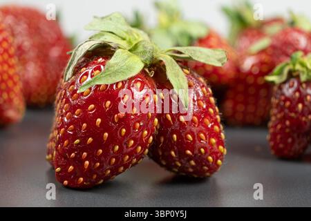 Frische Erdbeeren mit ungewöhnlicher Form Nahaufnahme. Stockfoto