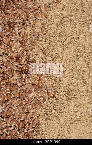 Leinsamen und Leinsamenmehl, ein natürliches Superfood auf Pflanzenbasis. Stockfoto