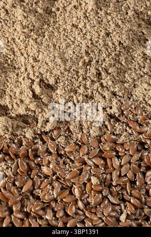 Leinsamen und Leinsamenmehl, ein natürliches Superfood auf Pflanzenbasis. Stockfoto