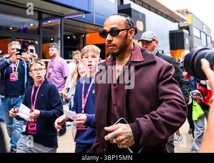 TOWCESTER, VEREINIGTES KÖNIGREICH. 5. Juli: Lewis Hamilton von Scuderia Ferrari spaziert auf dem Fahrerlager während des Grand Prix 2025 von Qatar Airways auf dem Silverstone Circuit am Samstag, 5. Juli 2025 in TOWCESTER, ENGLAND. Quelle: Taka G Wu/Alamy Live News Stockfoto