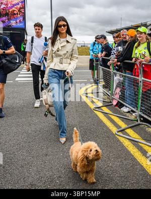 TOWCESTER, VEREINIGTES KÖNIGREICH. 5. Juli: Die Freundin von Charles Leclerc (Monaco) von Scuderia Ferrari kommt während des Grand Prix 2025 von Qatar Airways auf dem Silverstone Circuit am Samstag, 5. Juli 2025 in TOWCESTER, ENGLAND. Quelle: Taka G Wu/Alamy Live News Stockfoto