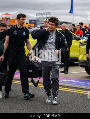 TOWCESTER, VEREINIGTES KÖNIGREICH. Juli 05: Oliver Bearman vom Haas F1 Team wurde am Samstag, den 05. Juli 2025, beim Grand Prix 2025 von Qatar Airways auf dem Silverstone Circuit in TOWCESTER, ENGLAND, von den Fans begrüßt. Quelle: Taka G Wu/Alamy Live News Stockfoto