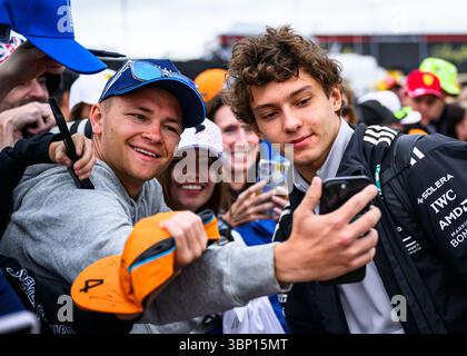 TOWCESTER, VEREINIGTES KÖNIGREICH. Juli 05: Oliver Bearman vom Haas F1 Team wurde am Samstag, den 05. Juli 2025, beim Grand Prix 2025 von Qatar Airways auf dem Silverstone Circuit in TOWCESTER, ENGLAND, von den Fans begrüßt. Quelle: Taka G Wu/Alamy Live News Stockfoto