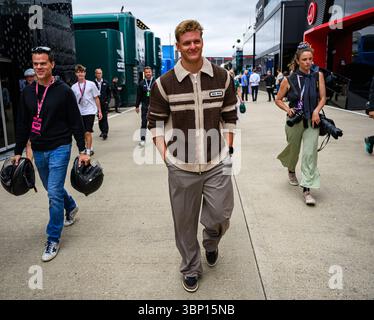 TOWCESTER, VEREINIGTES KÖNIGREICH. 5. Juli: Mick Schumacher spaziert auf dem Paddock während des Grand Prix 2025 von Qatar Airways auf dem Silverstone Circuit am Samstag, 5. Juli 2025 in TOWCESTER, ENGLAND. Quelle: Taka G Wu/Alamy Live News Stockfoto