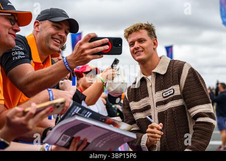 TOWCESTER, VEREINIGTES KÖNIGREICH. 5. Juli: Ankunft der Fahrer während des Grand Prix 2025 von Qatar Airways auf dem Silverstone Circuit am Samstag, 5. Juli 2025 in TOWCESTER, ENGLAND. Quelle: Taka G Wu/Alamy Live News Stockfoto