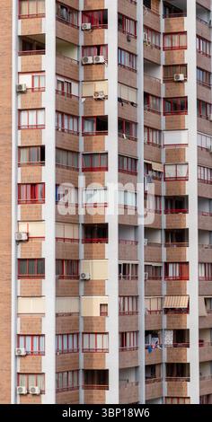 Wohngebäude mit vielen Balkonen und Klimaanlage Stockfoto