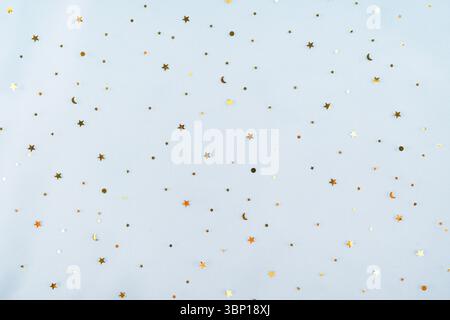 Feiertagshintergrund mit kleinen goldenen Sternen auf blauem Hintergrund. Stockfoto