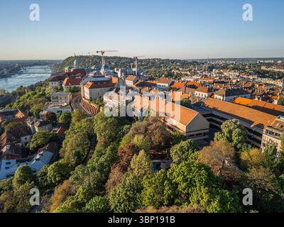 Abgewinkeltes Sonnenaufgangsfoto von der Fischerbastei mit Blick auf das Schloss Buda und die historische Umgebung in Budapest, mit einem Teil der Donau Stockfoto