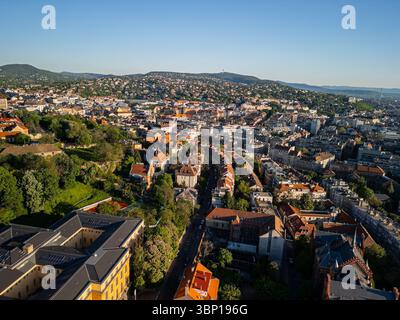 Drohnenfoto vom Burgviertel mit Blick ins Landesinnere über Buda Viertel, mit Dächern von Bezirk 1, Széll Kálmán tér, entfernten Hügeln von Distrikten 2 Stockfoto