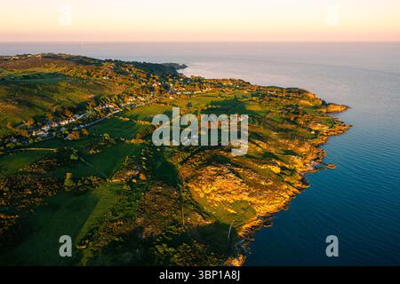 Blick auf die Küste von Sutton South und Howth’s zerklüftete Küste bei Sonnenuntergang Stockfoto