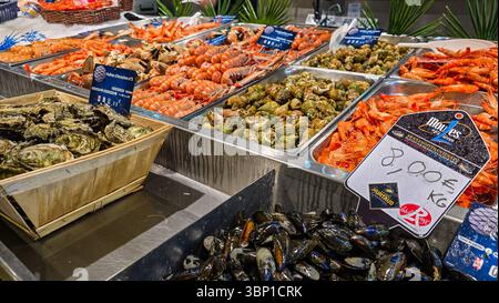 Frische Meeresfrüchte auf dem französischen Markt. Juni 2025. Soulac sur Mer, Medoc, Aquitqine, Frankreich Stockfoto