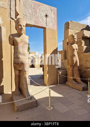 Ein touristischer Blick auf den Karnak Tempelkomplex in Luxor, Ägypten. Stockfoto