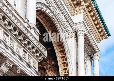 Galleria Vittorio Emanuele II Triumphbogenfassade mit verzierten Säulen und detailliertem Mauerwerk in der Nähe des Duomo Stockfoto