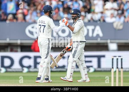 Ravindra Jadeja of India feiert ein halbes Jahrhundert (50 Runs) während des 2. Rothesay Test Match Day 4 England gegen Indien in Edgbaston, Birmingham, Vereinigtes Königreich, 5. Juli 2025 (Foto: Mark Cosgrove/News Images) Stockfoto