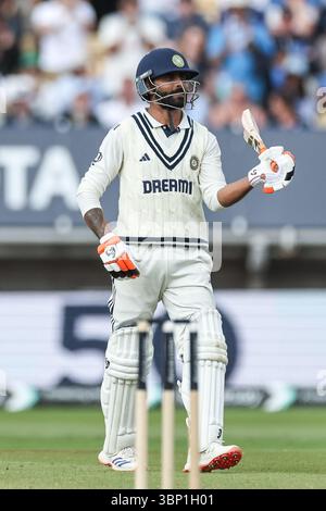 Ravindra Jadeja of India feiert ein halbes Jahrhundert (50 Runs) während des 2. Rothesay Test Match Day 4 England gegen Indien in Edgbaston, Birmingham, Vereinigtes Königreich, 5. Juli 2025 (Foto: Mark Cosgrove/News Images) Stockfoto