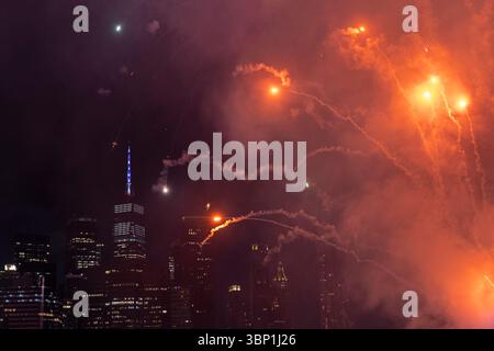 New York, USA. Juli 2025. Ein Feuerwerk explodiert über dem Himmel des Big Apple, während die Menschen am 4. Juli 2025 in New York City, USA, den Unabhängigkeitstag feiern. New Yorker sehen die 49. Ausgabe von Macy's 4th of July Fireworks Show feuerte über 80.000 Granaten in 30 leuchtenden Farben ab und nutzte Projektionskarten, um die Brooklyn Bridge zu beleuchten. Zehntausende von Menschen haben das faszinierende Spektakel von Brücken, Küsten und Dächern aus gesehen. Quelle: Aashish Kiphayet/Alamy Live News Stockfoto