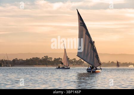 Touristen in einem Felukenboot auf dem Nil in Luxor Theben - Ägypten Stockfoto