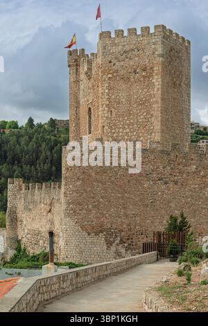 Die Burg Almohad der Stadt Alcalá del Júcar befindet sich auf einem Felsen, der von der Schlucht des Flusses Júcar gebildet wurde, Albacete, Kastilien La Mancha, Spanien, Europa. Stockfoto