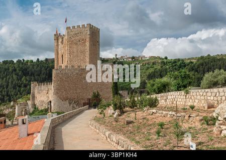 Die Burg Almohad der Stadt Alcalá del Júcar befindet sich auf einem Felsen, der von der Schlucht des Flusses Júcar gebildet wurde, Albacete, Kastilien La Mancha, Spanien, Europa. Stockfoto
