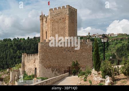 Die Burg Almohad der Stadt Alcalá del Júcar befindet sich auf einem Felsen, der von der Schlucht des Flusses Júcar gebildet wurde, Albacete, Kastilien La Mancha, Spanien, Europa. Stockfoto