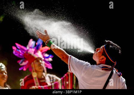 Madrid, Spanien. Juli 2025. Ein Teilnehmer einer peruanischen Folklore-Gruppe bläst brennendes Wasser in die Luft, um die Zeremonie während der Feier von Inti Raymi, dem „Andensonnenfestival“, im Retiro Park zu reinigen, der von den Botschaften von Ecuador, Bolivien und Peru in Spanien organisiert wurde. Inti Raymi, die antike Feier der Andenvölker Südamerikas, markiert den Beginn der Wintersonnenwende und eines neuen landwirtschaftlichen Zyklus. Quelle: SOPA Images Limited/Alamy Live News Stockfoto