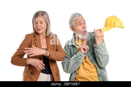 Älteres Paar in stilvollen Outfits auf weißem Hintergrund Stockfoto