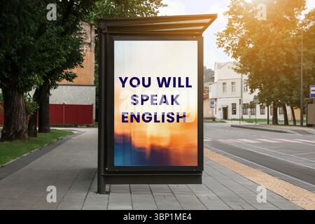 Sie sprechen englischen Text auf der Werbetafel in der Stadt. Sprachkurs Stockfoto