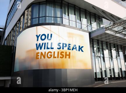 Sie sprechen englische Texte auf digitalen Plakaten in der Stadt. Sprachkurs Stockfoto