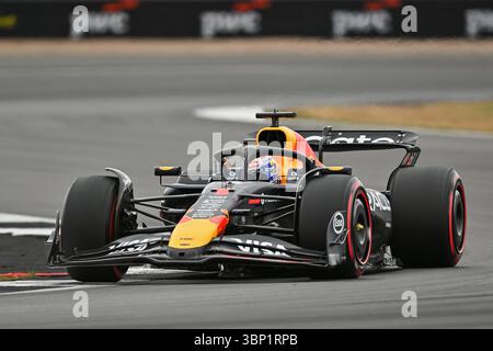 NORTHAMPTON, ENGLAND - 5. JULI: Max Verstappen aus den Niederlanden fährt am 5. Juli 2024 in Northampton, England mit dem Oracle Red Bull Racing RB21 während des Qualifyings vor dem Formel 1 Grand Prix von Großbritannien auf dem Silverstone Circuit. (Foto: Vince Mignott/Alamy Live News) Stockfoto