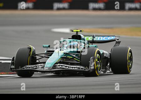 NORTHAMPTON, ENGLAND - 5. JULI: Fernando Alonso aus Spanien fährt den (14) Aston Martin AMR23 Mercedes während des Qualifyings vor dem Formel 1 Grand Prix von Großbritannien auf dem Silverstone Circuit am 5. Juli 2024 in Northampton, England. (Foto: Vince Mignott/Alamy Live News) Stockfoto