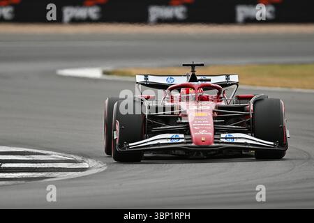 NORTHAMPTON, ENGLAND - 5. JULI: Charles Leclerc aus Monaco fährt den (16) Ferrari SF-25 während des Qualifyings vor dem Formel 1 Grand Prix von Großbritannien auf dem Silverstone Circuit am 5. Juli 2024 in Northampton, England. (Foto: Vince Mignott/Alamy Live News) Stockfoto