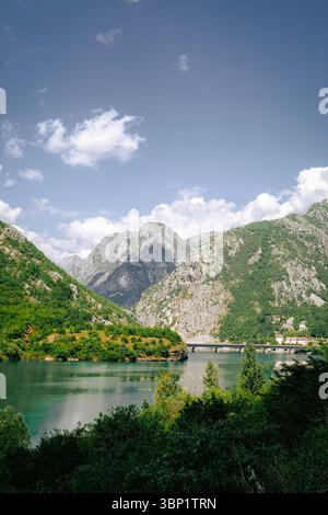 Wunderschöne Berglandschaft mit Fluss und Dorfbrücke in Bosnien und Herzegowina Stockfoto