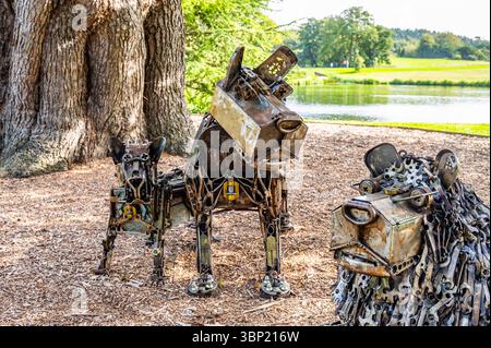 Skurrile Hundeskulpturen aus Schrott und Werkzeugen auf dem Gelände von Leeds Castle, Kent, Großbritannien. Stockfoto