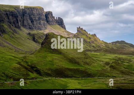 Drohnenansicht der Quiraing-Landschaft, Totternish Ridge, Isle of Skye, Schottland, Großbritannien. Stockfoto