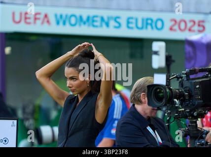 St.Gallen, Schweiz. Juli 2025. St.Gallen, Deutschland. Juli 2025. Lea Wagner, Sportmoderatorin ARD Sport Moderatorin, Sportmoderatorin, Journalistin, das erste, Fernsehmoderatorin, TV, im Fußball UEFA Frauen EURO 2025 Spiel DEUTSCHLAND - POLEN 2-0 in der Saison 2025/2026 am 4. Juli 2025 in St.Gallen, Schweiz. Fotograf: ddp Images/STAR-Images Credit: ddp Media GmbH/Alamy Live News Stockfoto