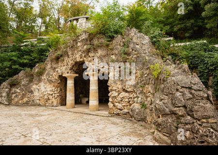 Dianas-Grotte im Zwetnik-Park in der Herbststadt Pjatigorsk Stockfoto