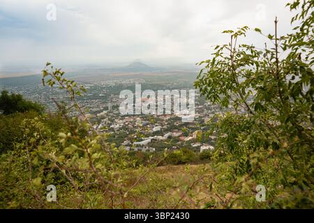 Blick auf die Landschaft vom Berg Maschuk bis zur Stadt Pjatigorsk Stockfoto