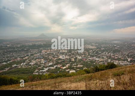 Blick auf die Landschaft vom Berg Maschuk bis zur Stadt Pyatigorsk und den Kaukasus Stockfoto