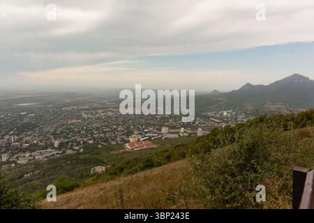 Blick auf die Landschaft von der Aussichtsplattform des Berges Maschuk auf die Stadt Pjatigorsk und den Kaukasus Stockfoto