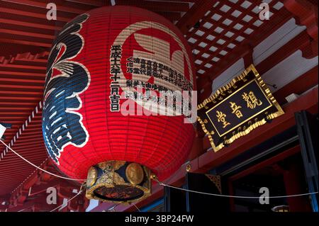 Riesige rote Papierlaterne, die von der Veranda im Sensoji-Tempel hondo (Haupthalle, 本堂) hängt, alias: Asakusa Kannon, in Asakusa, Tokio, Japan. Stockfoto